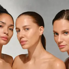 Drei Frauen mit strahlender Haut, die auf die Vorteile von onkologischer Kosmetik hinweisen.