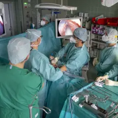 Chirurgen führen eine minimalinvasive Operation durch, die Hoffnung auf ein besseres Leben nach Lungenlappenentfernung gibt.