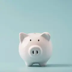Sparschwein vor hellblauem Hintergrund. Ein Symbol für finanzielle Entlastung, wie die zuzahlungsbefreiung krebspatienten.