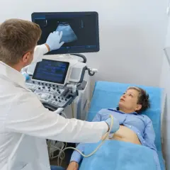Arzt führt eine Ultraschalluntersuchung durch. Die Radiologie liefert wichtige Einblicke in den Körper der Patientin.