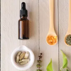 Natürliche Heilmittel: Tropfflasche, Pillen, Kapseln und Kräuter – eine alternative zur chemotherapie.
