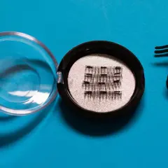 Magnetische Wimpern in einer Dose mit Applikator, eine Hilfe für Frauen, die während der Chemotherapie ihre Wimpern verlieren.