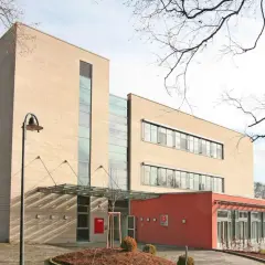 Moderne Klinikgebäude mit viel Glas und hellen Fassaden, die Hoffnung auf die beste Krebsklinik in Deutschland ausstrahlen.