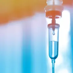 Tropfen für Tropfen fließt die Flüssigkeit in den Tropfbehälter. Ein Hoffnungsschimmer für die Immuntherapie-Infusion.