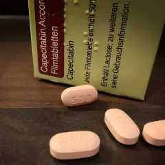Capecitabin-Tabletten, die bei Brustkrebs eingesetzt werden, liegen neben der Packungsbeilage.