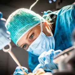 Chirurgin bei einer Operation, die an Brachytherapie Scheide Erfahrungen erinnert.