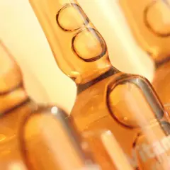 Braune Ampullen mit Vitamin C. Die Krankenkasse zahlt die Infusion, wenn sie medizinisch notwendig ist.