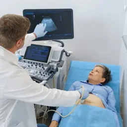 Arzt führt eine Ultraschalluntersuchung durch. Die Radiologie liefert wichtige Einblicke in den Körper der Patientin.