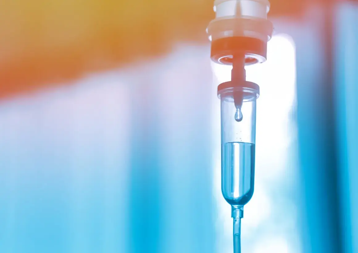 Tropfen für Tropfen fließt die Flüssigkeit in den Tropfbehälter. Ein Hoffnungsschimmer für die Immuntherapie-Infusion.