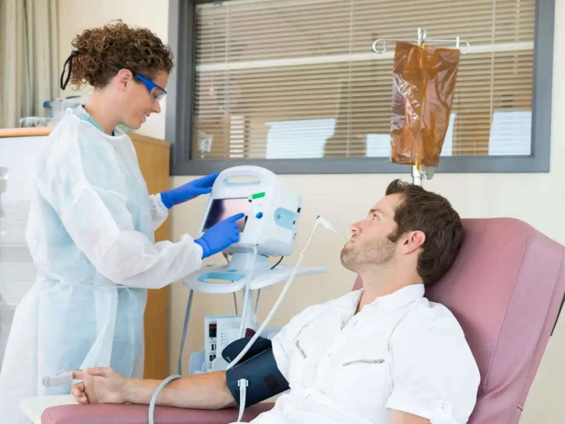 Eine Krankenschwester überwacht die Vitalwerte eines Patienten während einer Chemotherapie. Die Frage, welche Chemo am schlimmsten ist, beschäftigt viele.
