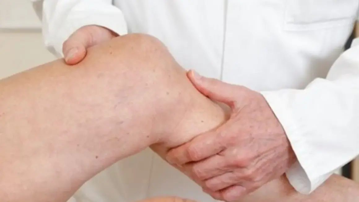 Arzt untersucht Knie. Mögliche Symptome für ein Ewing-Sarkom werden abgetastet.