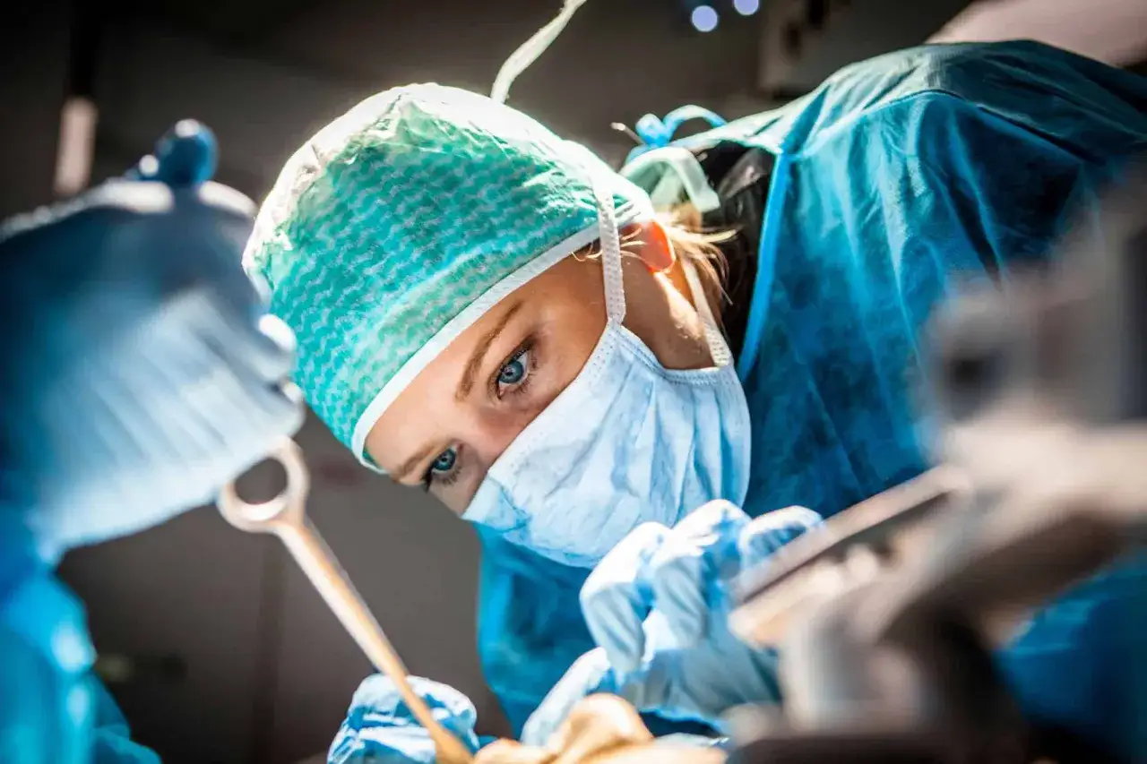 Chirurgin mit blauen Augen konzentriert sich auf eine Operation im Bereich der Gynäkoonkologie.