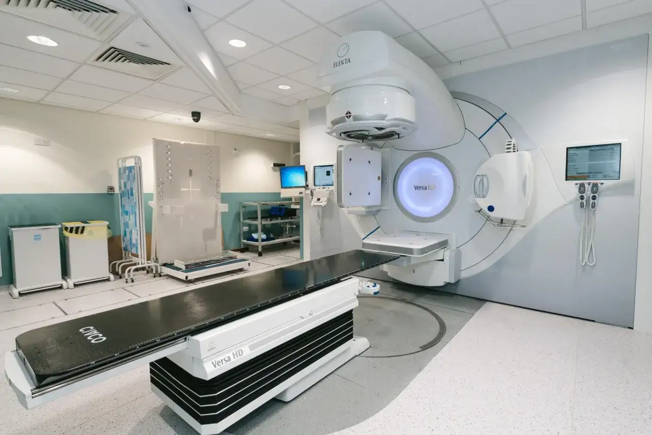 Moderne Strahlentherapie-Einheit mit Liege. Die Zap-X Behandlung Kosten sind hier ein wichtiger Faktor für die Patienten.