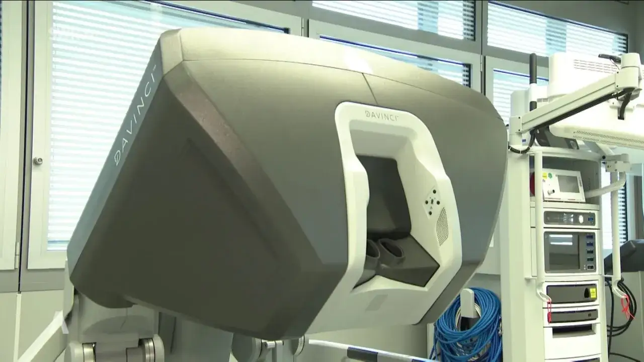 Da Vinci-Roboter, bereit für eine Prostata-OP. Präzisionschirurgie für minimalinvasive Eingriffe.